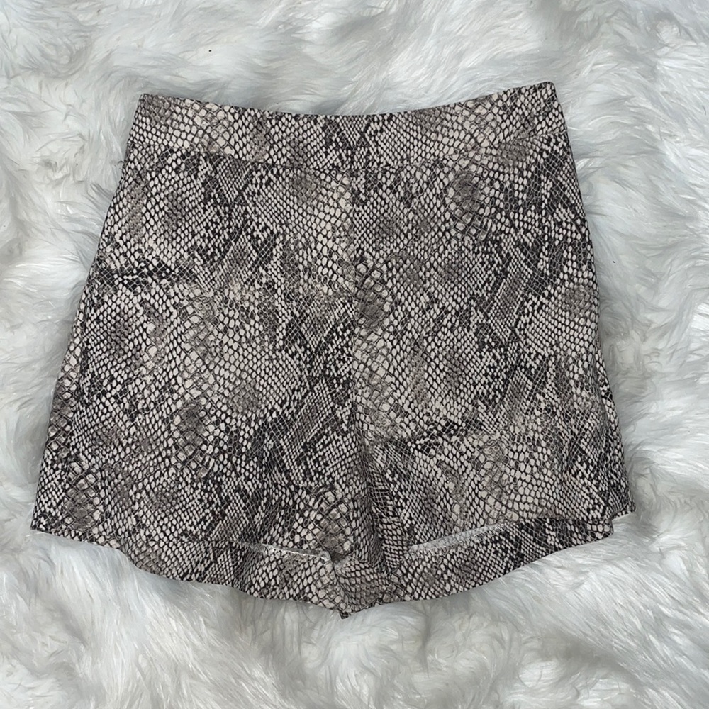 High waisted Snake skin shorts with pockets